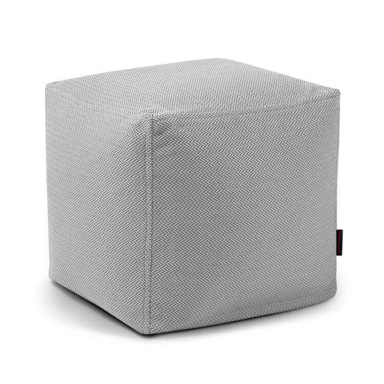 ¡El puf Up! Canaria - uso exterior es un puf hexagonal de tela gris con diseño de espiga, ideal como versátil mobiliario de exterior o asiento ergonómico, sobre un fondo blanco liso.