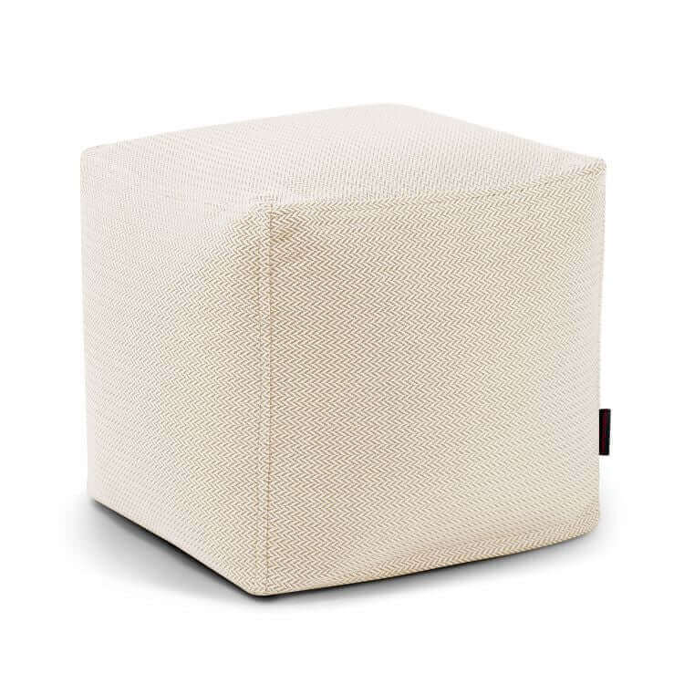 ¡El puf Up! Canaria - uso exteriores es una otomana cúbica de tela beige con un sutil estampado chevron, ideal como asiento ergonómico o reposapiés, mostrada sobre fondo blanco.