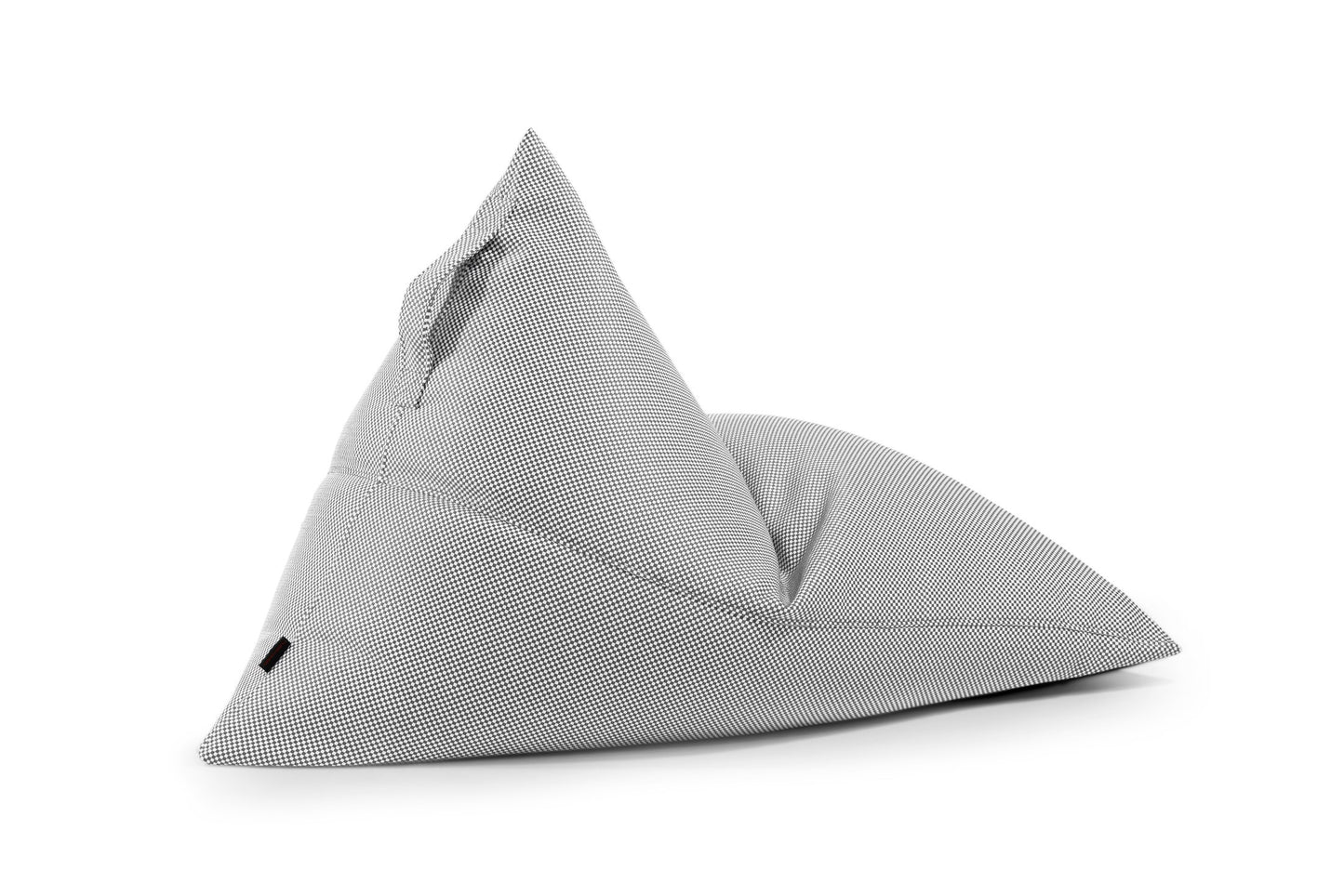 Un Bean bag puff juvenil de tela gris texturizado repelente al agua 110×130×90 cm -moderno- exterior- RAZZ CAPRI se muestra de lado sobre un fondo blanco, destacando su moderno diseño triangular.
