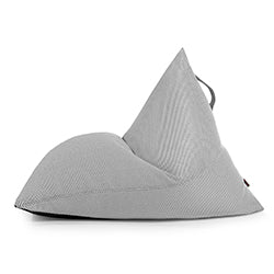Bean bag puff juvenil triangular gris de tela repelente al agua 110×130×90 cm RAZZ CAPRI, diseño moderno con práctica asa trasera y funda OEKO-TEX, sobre fondo blanco.