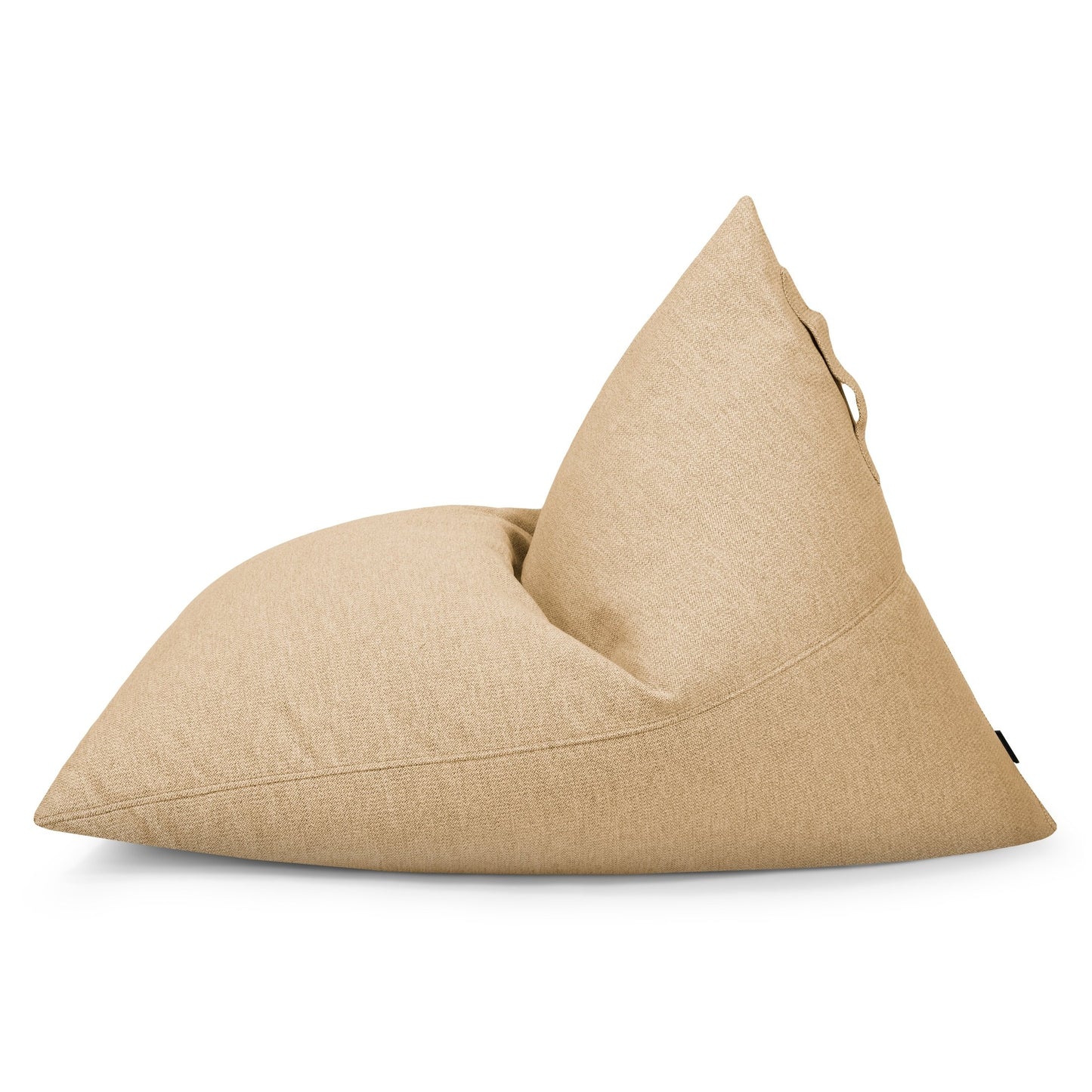 El puff Bean bag juvenil RAZZ DUNES (110×130×90 cm) es triangular, beige, de tela repelente al agua, con asa superior y funda lavable, ideal para exterior. Se muestra de lado sobre fondo blanco.