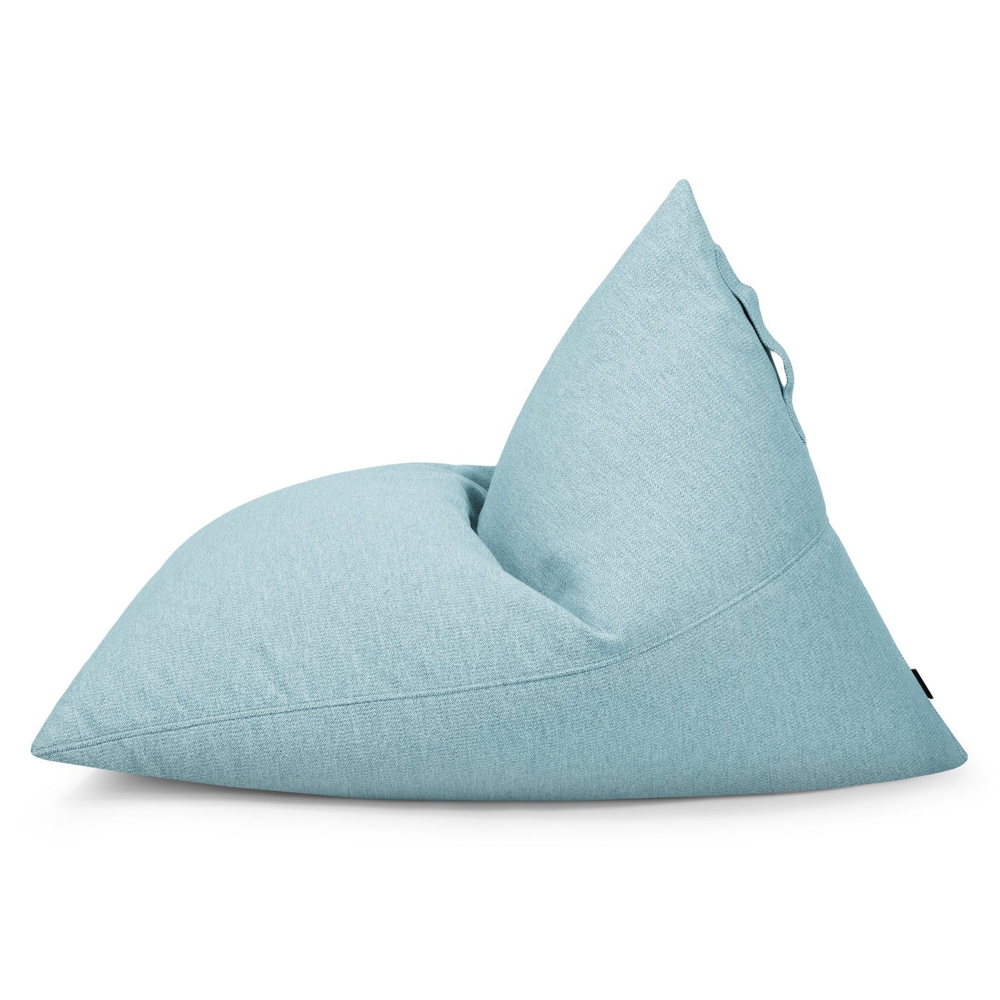 Bean bag puff juvenil de tela repelente al agua 110×130×90 cm RAZZ DUNES, azul claro, de forma triangular, moderno y ergonómico para exterior, mostrado de perfil sobre fondo blanco.