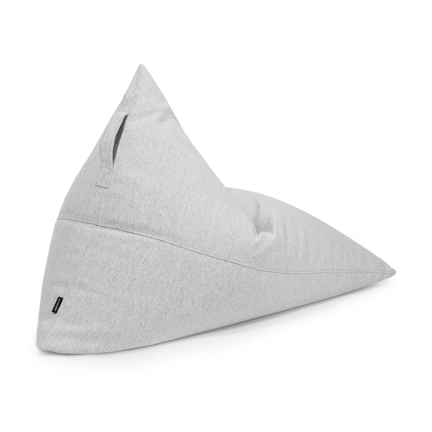 Un puff bean bag juvenil RAZZ DUNES gris claro de tela repelente al agua (110×130×90 cm), moderno y apto para exterior, con forma triangular y asa lateral, sobre fondo blanco.