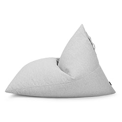 Un Bean bag puff juvenil de tela repelente al agua 110×130×90 cm -moderno- exterior- RAZZ DUNES gris claro, triangular y con funda lavable ofrece un asiento ergonómico, mostrado de lado sobre fondo blanco.