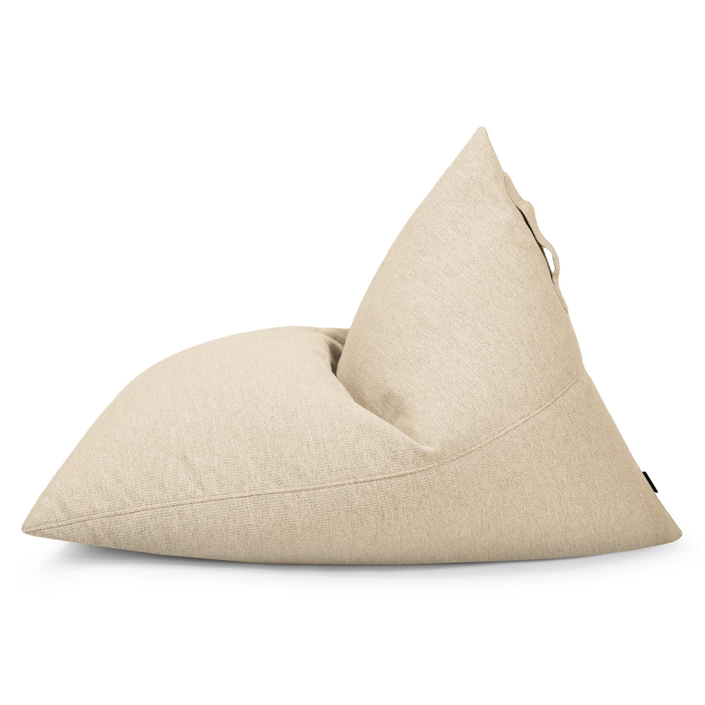 El puff bean bag juvenil RAZZ DUNES presenta una forma triangular de color beige con tejido hidrófugo (110×130×90 cm), un asa trasera y un asiento ergonómico para mayor comodidad, perfecto para espacios exteriores modernos.