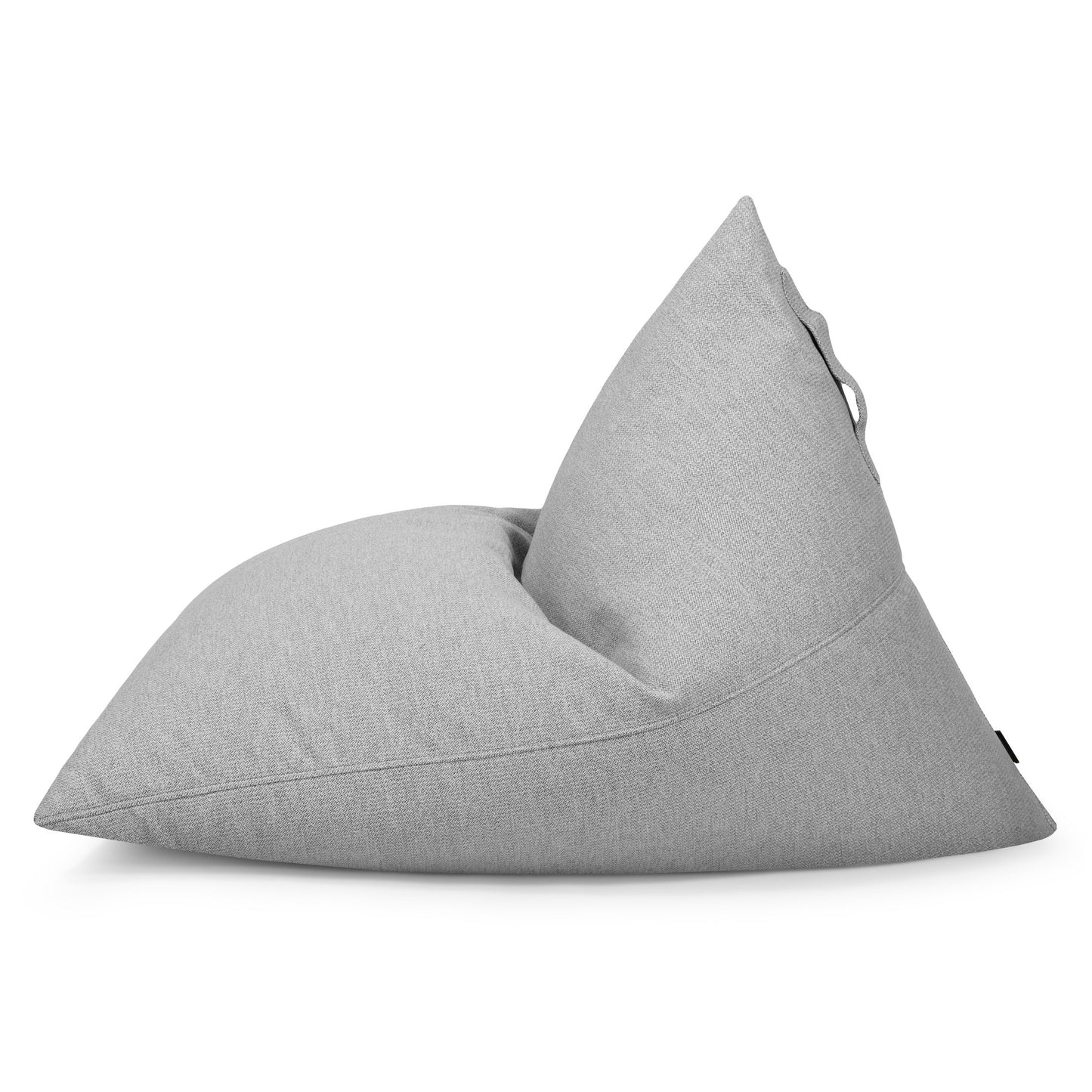 Bean bag puff juvenil de tela repelente al agua 110×130×90 cm -moderno- RAZZ DUNES de color gris claro, triangular, con asa trasera y funda lavable, mostrado de lado sobre fondo blanco.