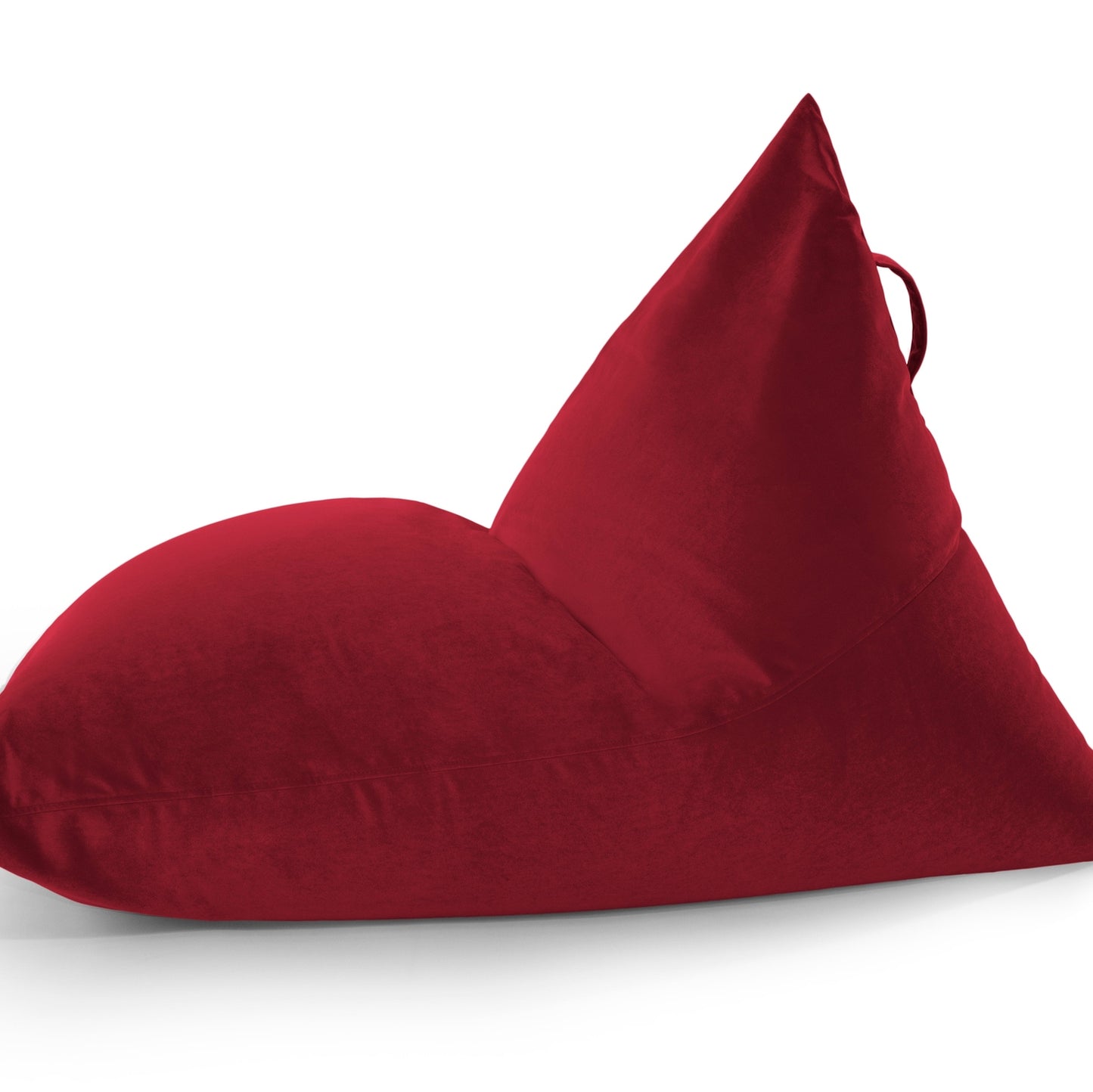 Un "Bean bag puff grande de terciopelo 155×120×95 cm" triangular rojo de RAZZMATAZZ BARCELONA, con asa trasera, se muestra sobre un fondo blanco. Ideal para salones o dormitorios modernos.