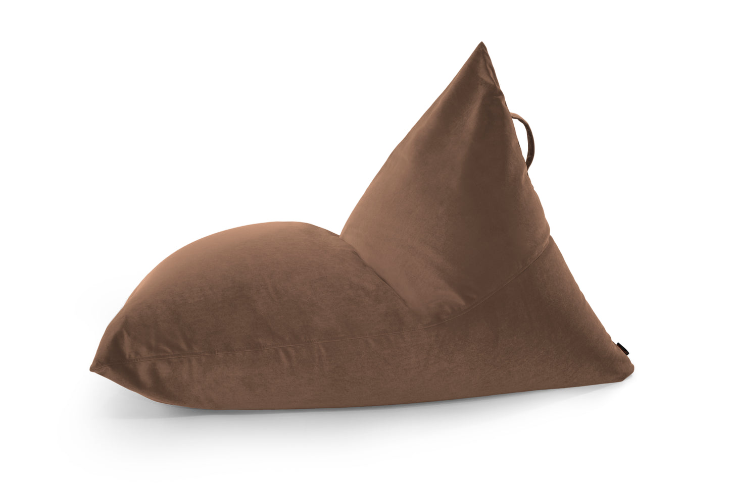 Un gran sillón bean bag de terciopelo marrón (155×120×95 cm) con forma triangular, diseño ergonómico y asa de tela-RAZZMATAZZ BARCELONA-ideal para salones o dormitorios modernos. Sobre fondo blanco.
