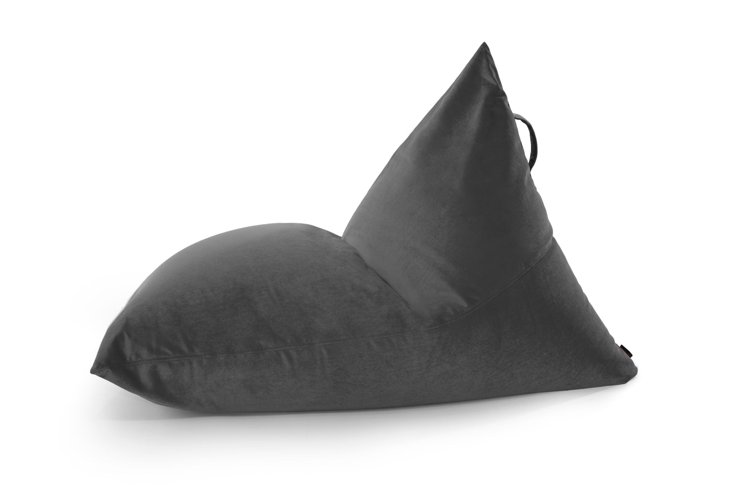 Puff bean bag grande de terciopelo (155×120×95 cm) triangular RAZZMATAZZ BARCELONA gris oscuro con asa en la parte superior, mostrado de lado sobre fondo blanco, perfecto para salones o dormitorios modernos.