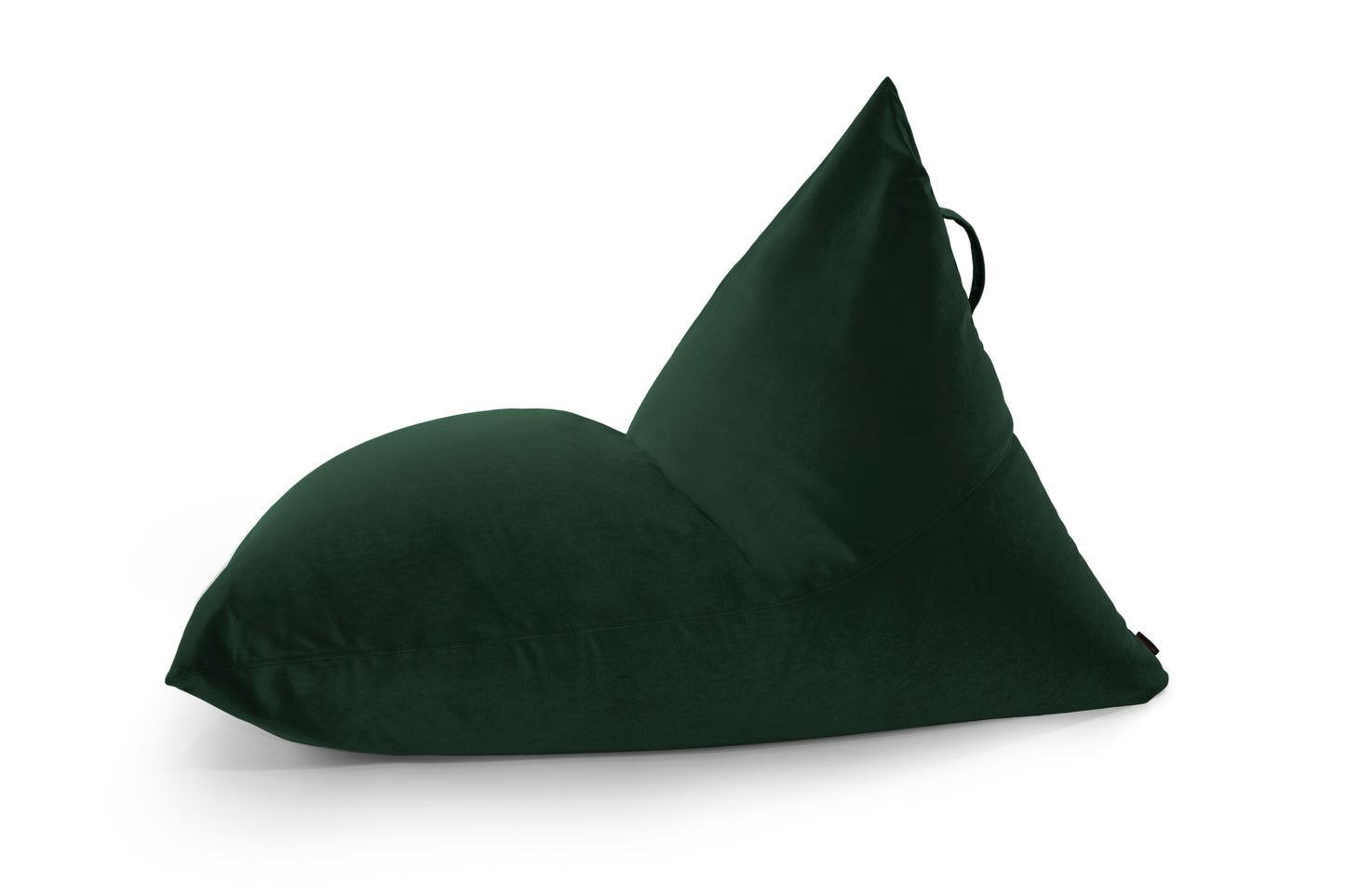 Un gran puff bean bag triangular RAZZMATAZZ BARCELONA verde oscuro (155×120×95 cm) con asa superior y asiento de terciopelo, adecuado para el salón o el dormitorio, que se muestra sobre un fondo blanco.