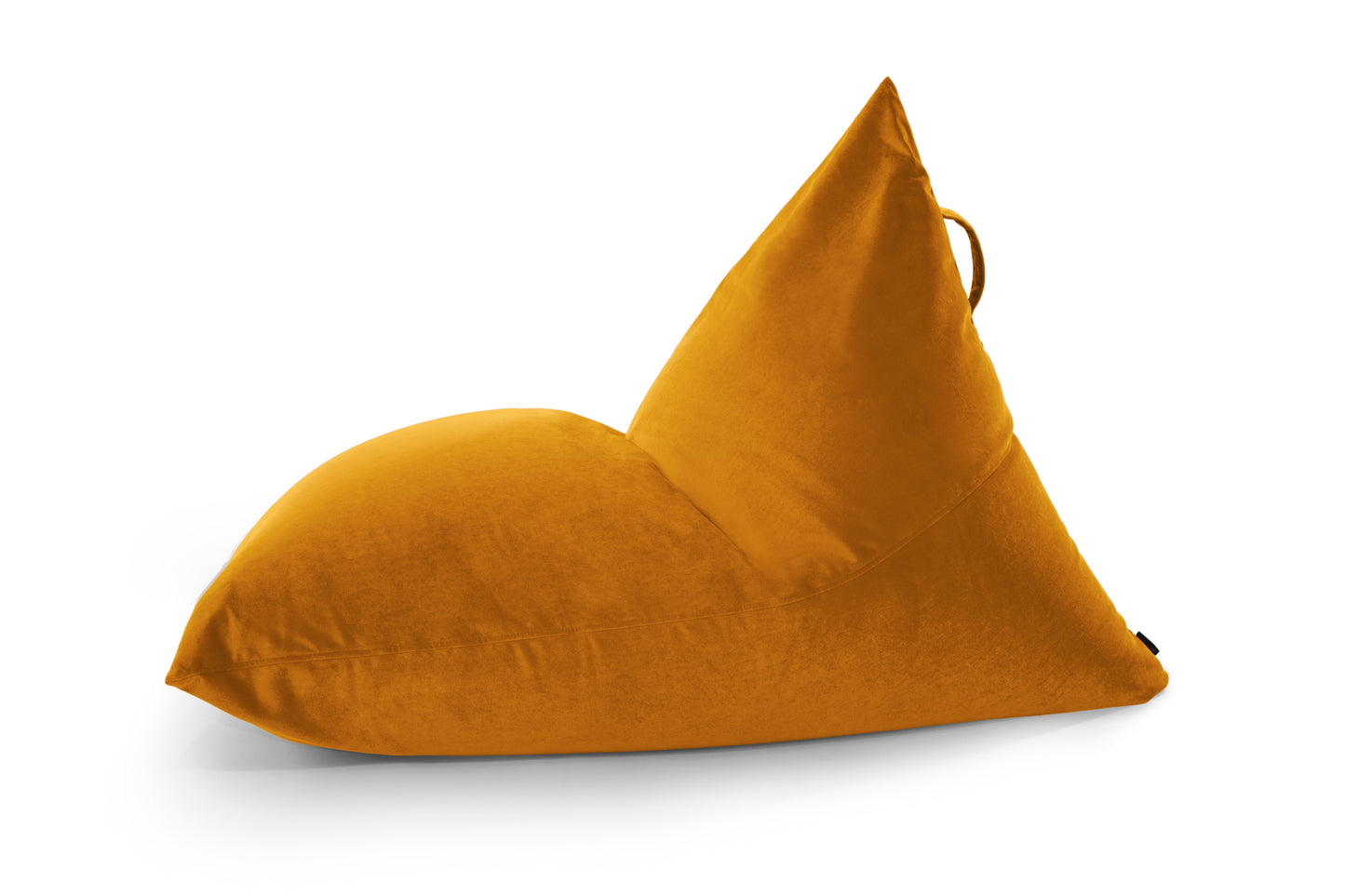 Puff bean bag grande de terciopelo (155×120×95 cm) triangular RAZZMATAZZ BARCELONA de color amarillo mostaza, con asa trasera y asiento de terciopelo, ideal para salones o dormitorios modernos, mostrado sobre fondo blanco.