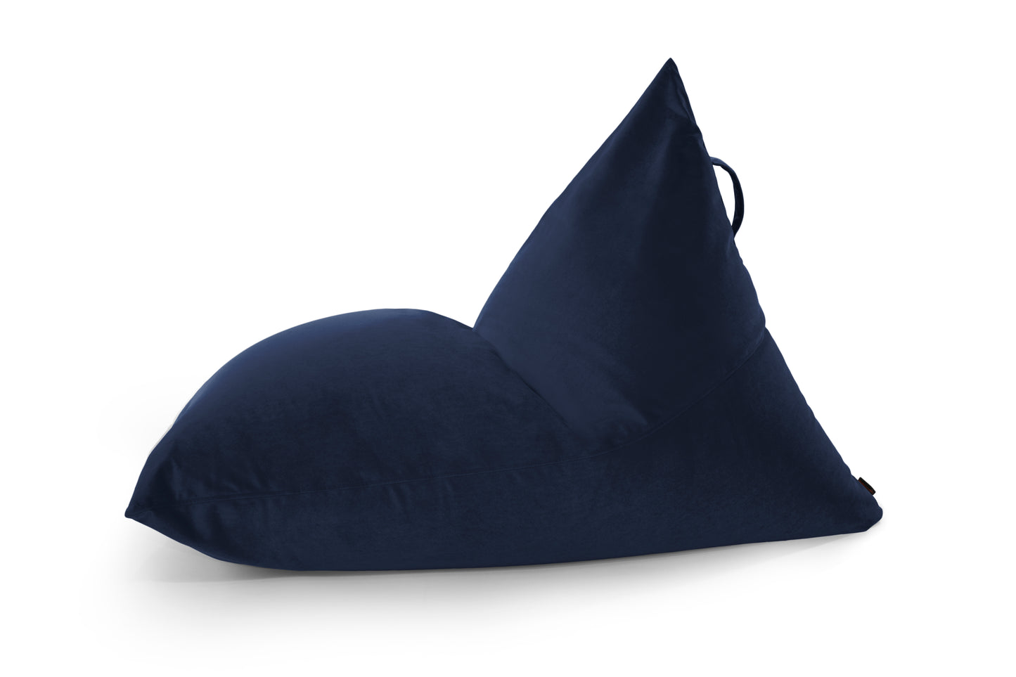 Un puff Bean bag triangular azul marino grande de terciopelo (155×120×95 cm) con asa trasera de RAZZMATAZZ BARCELONA, ideal para salones o dormitorios modernos, mostrado sobre un fondo blanco.