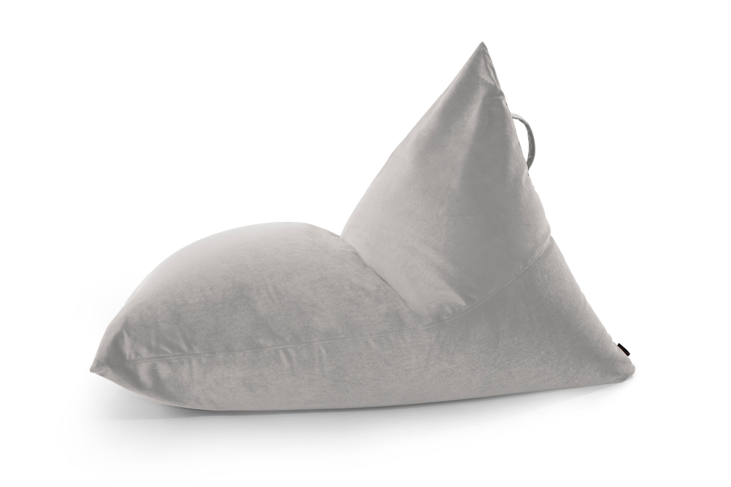 Un gris claro, triangular Bean bag puff grande de terciopelo 155×120×95 cm por RAZZMATAZZ BARCELONA, ergonómico con un asa en la parte superior, se muestra desde el lado sobre un fondo blanco-ideal para salón o dormitorio.