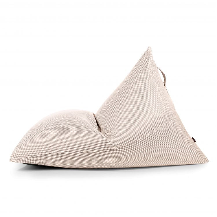 Bean bag puff grande RAZZMATAZZ CAPRI de tela repelente al agua y antimanchas (155×120×95 cm), moderno, para exterior, en color beige y forma triangular; ideal como asiento ergonómico para relajarse al aire libre.