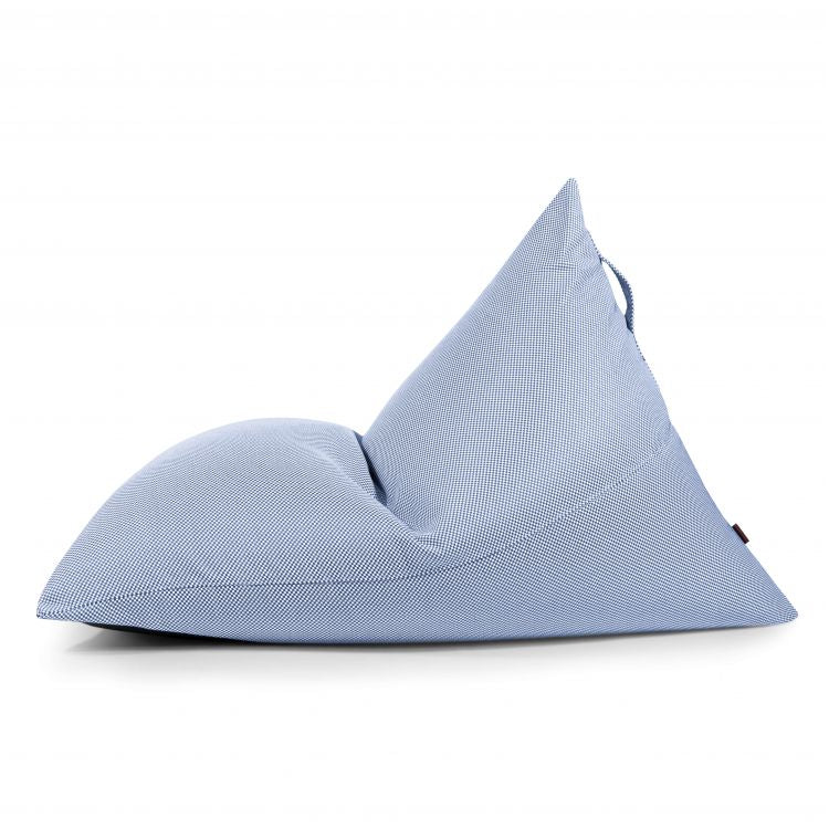 El Bean bag puff grande RAZZMATAZZ CAPRI, de tela repelente al agua y antimanchas (155×120×95 cm), moderno para exterior, se muestra en azul claro y forma triangular sobre un fondo blanco.