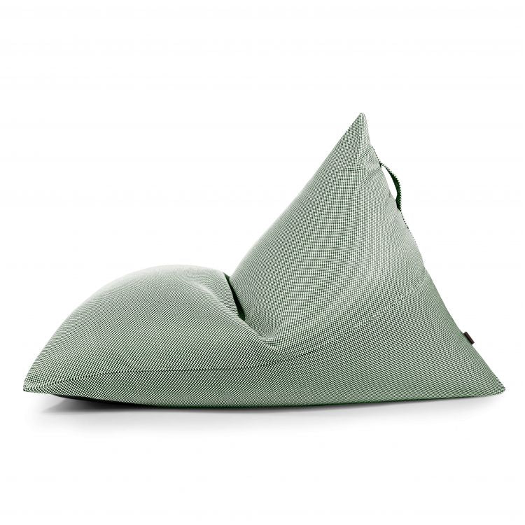 El puff RAZZMATAZZ CAPRI bean bag grande (155×120×95 cm) tiene tela repelente al agua y antimanchas, ideal para exterior o interior, con diseño moderno verde y forma triangular. Mostrado sobre fondo blanco.