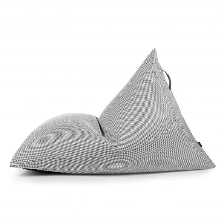 El Bean bag puff grande RAZZMATAZZ CAPRI (155×120×95 cm), de tela repelente al agua y antimanchas, ofrece asiento ergonómico y moderno ideal para interior o exterior; gris, con asa y textura, sobre fondo blanco.