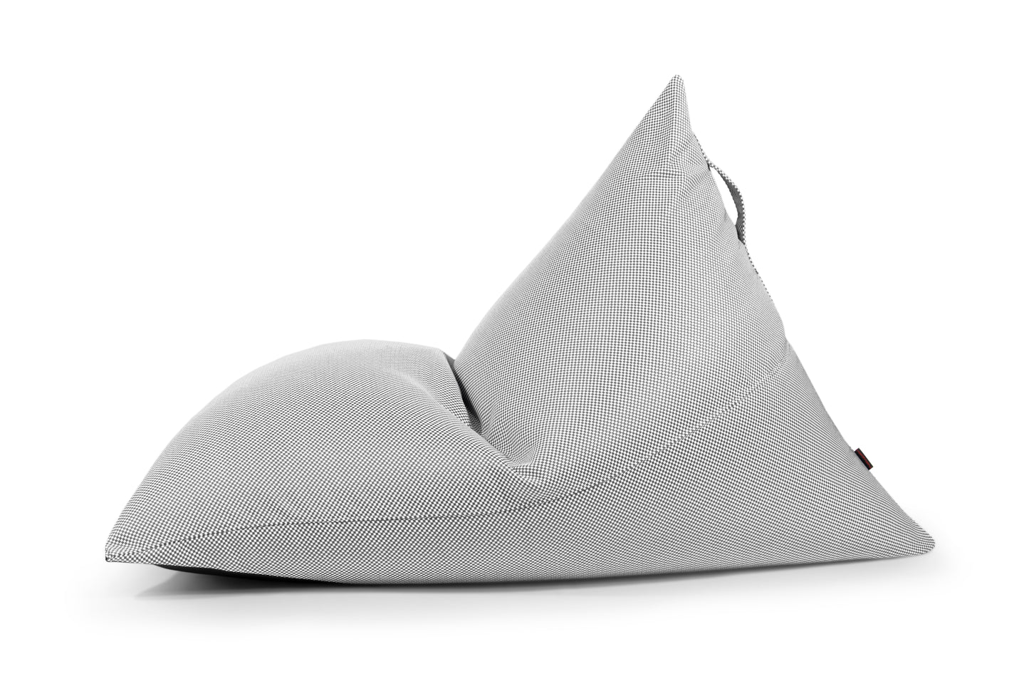 Bean bag puff grande RAZZMATAZZ CAPRI de tela repelente al agua y antimanchas (155×120×95 cm), moderno y ergonómico, ideal para relajarte en interiores o exteriores. Diseño gris triangular con textura, mostrado sobre fondo blanco.