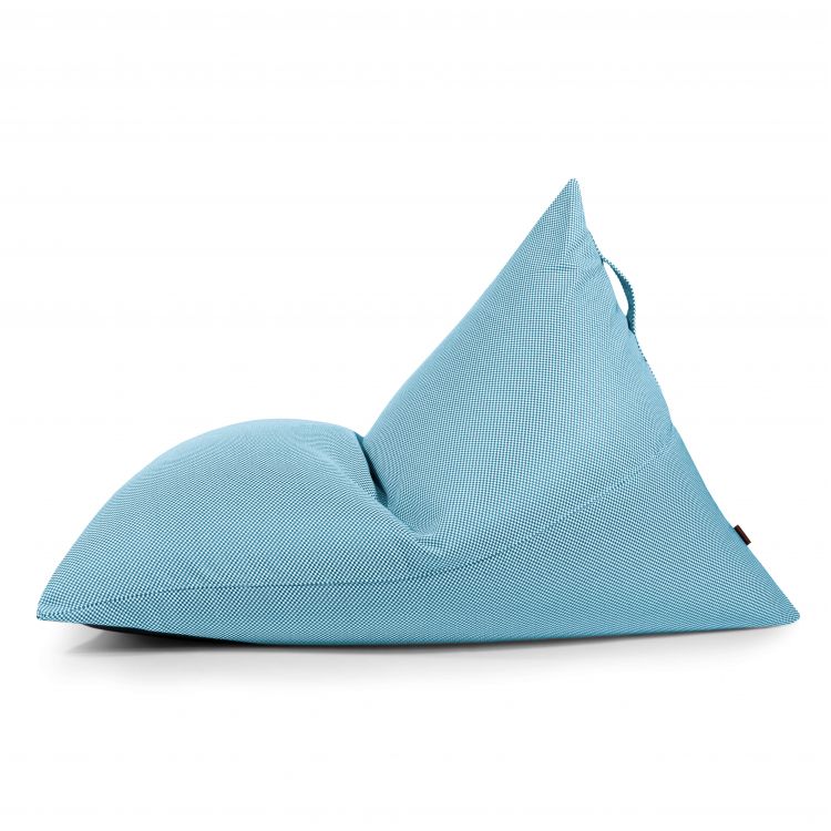 Un puff grande RAZZMATAZZ CAPRI azul claro, tela repelente al agua y antimanchas, forma triangular (155×120×95 cm), mostrado de lado sobre fondo blanco-ideal como asiento ergonómico para relajarse al aire libre.