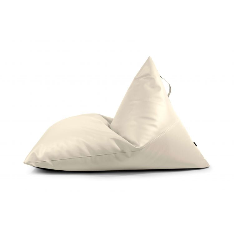 The Bean bag puff grande de piel sintética impermeable 155×120×95 cm, modelo RAZZMATAZZ OUTSIDE, moderno para exterior, es blanco y triangular con textura tipo cuero suave, mostrado de lado sobre fondo blanco.