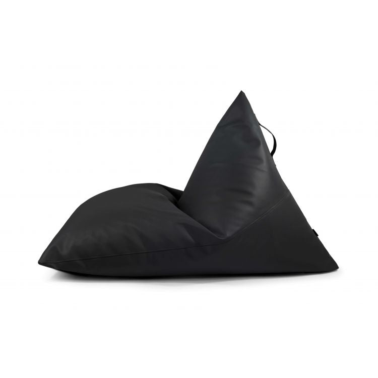 Bean bag puff grande de piel sintética impermeable 155×120×95 cm RAZZMATAZZ OUTSIDE, negro y triangular, con asa ergonómica trasera, para exterior. Imagen muestra el lateral sobre fondo blanco.