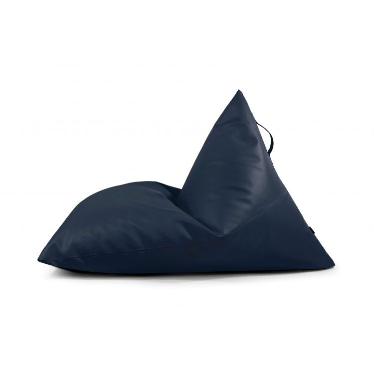 El Bean bag puff grande de piel sintética impermeable 155×120×95 cm de RAZZMATAZZ OUTSIDE, azul marino y moderno, cuenta con asa superior y es ideal para exterior, combinando comodidad y estilo en cualquier espacio.