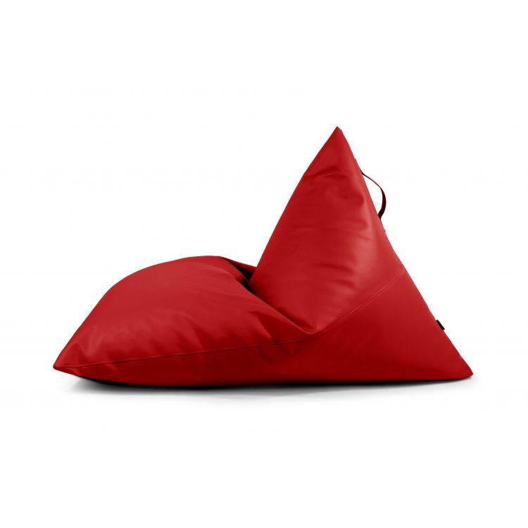 El Bean bag puff grande de piel sintética impermeable 155×120×95 cm RAZZMATAZZ OUTSIDE, mostrado de lado sobre fondo blanco, presenta un moderno diseño triangular rojo con asa superior para uso en exteriores.