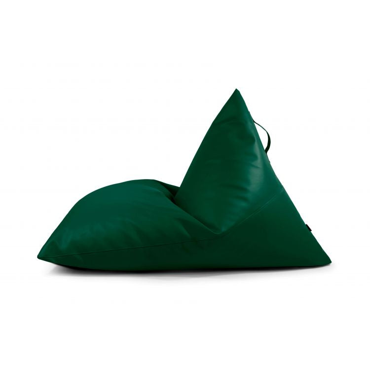 Bean bag puff grande de piel sintética impermeable 155×120×95 cm de RAZZMATAZZ OUTSIDE, de color verde, triangular y con asa en la parte superior, de perfil sobre fondo blanco: una silla ergonómica y moderna ideal para espacios interiores o exteriores.