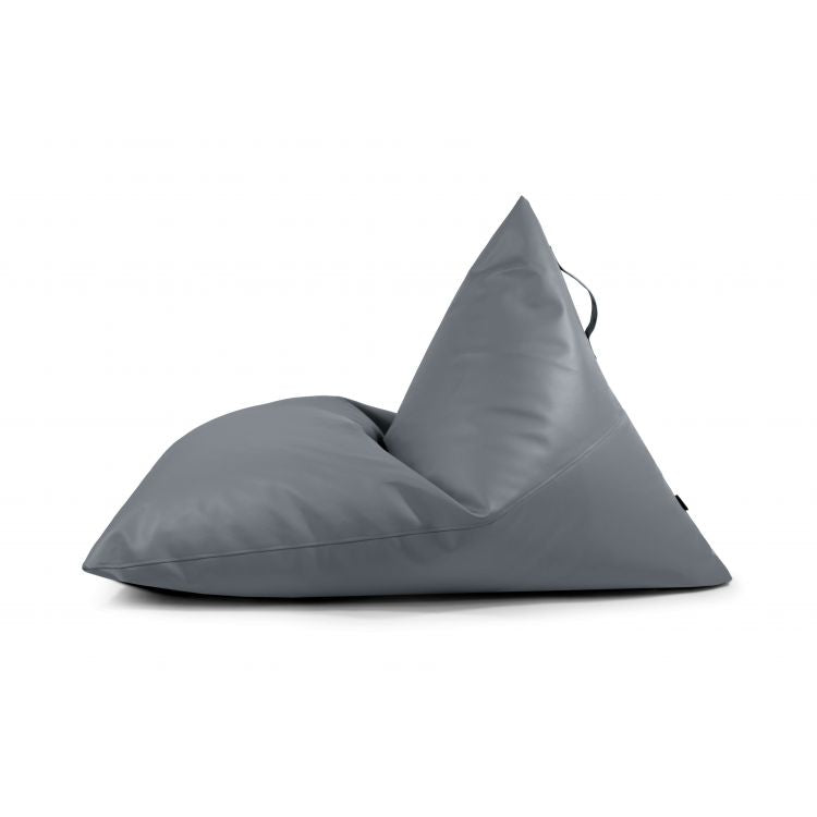 El puff puff moderno RAZZMATAZZ OUTSIDE, de piel sintética impermeable (155×120×95 cm), se presenta en gris con forma triangular y superficie lisa desde el lateral sobre fondo blanco.