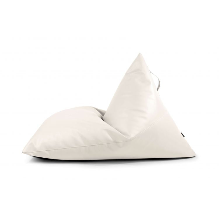 El RAZZMATAZZ OUTSIDE Bean Bag Puff Grande, fabricado en piel sintética impermeable (155×120×95 cm), se muestra de perfil sobre un fondo blanco liso: moderno, ergonómico y perfecto para su uso en exteriores.