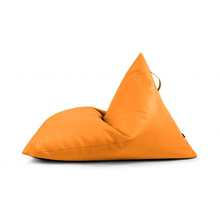 El Bean bag puff grande de piel sintética impermeable RAZZMATAZZ OUTSIDE (155×120×95 cm), moderno y para exterior, en naranja, con respaldo triangular y asa superior, se muestra sobre fondo blanco.