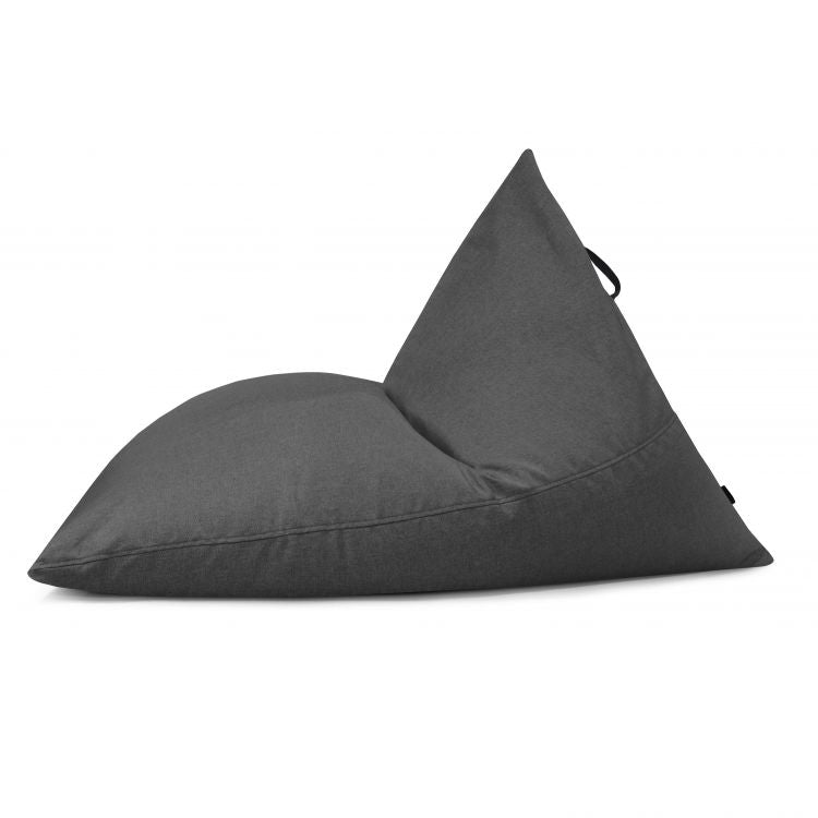 El RAZZMATAZZ RIVIERA es un moderno puf triangular grande de color gris oscuro (155×120×95 cm) fabricado con tejido repelente al agua y las manchas, perfecto para relajarse al aire libre con estilo.