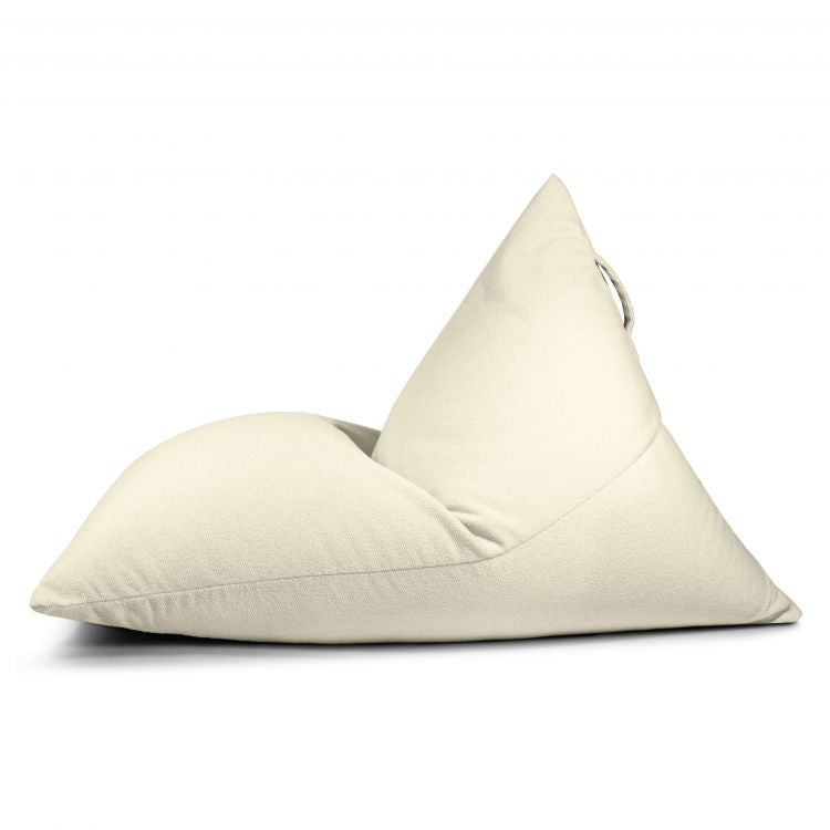 El RAZZMATAZZ TEDDY Bean Bag Puff Grande de tela borreguito (155×120×95 cm) es un moderno sillón triangular de color crema con asa de tela, perfecto para aportar comodidad y estilo a su salón o dormitorio.