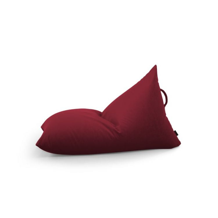 El Bean bag puff infantil terciopelo 75×110×65 cm de RAZZY BARCELONA es un sillón bean bag granate con respaldo triangular y asa superior, que ofrece un asiento ergonómico, ideal para dormitorios o cuartos de juegos modernos, mostrado sobre fondo blanco.
