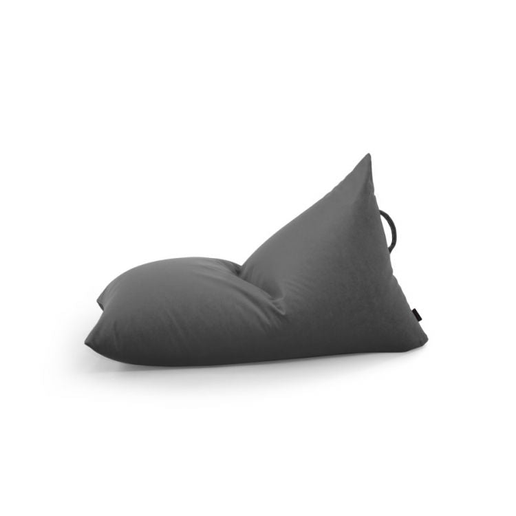 El Bean bag puff infantil terciopelo 75×110×65 cm RAZZY BARCELONA es un sillón bean bag triangular de color gris oscuro con asa y asiento ergonómico, perfecto para un dormitorio o cuarto de juegos moderno, mostrado sobre un fondo blanco liso.