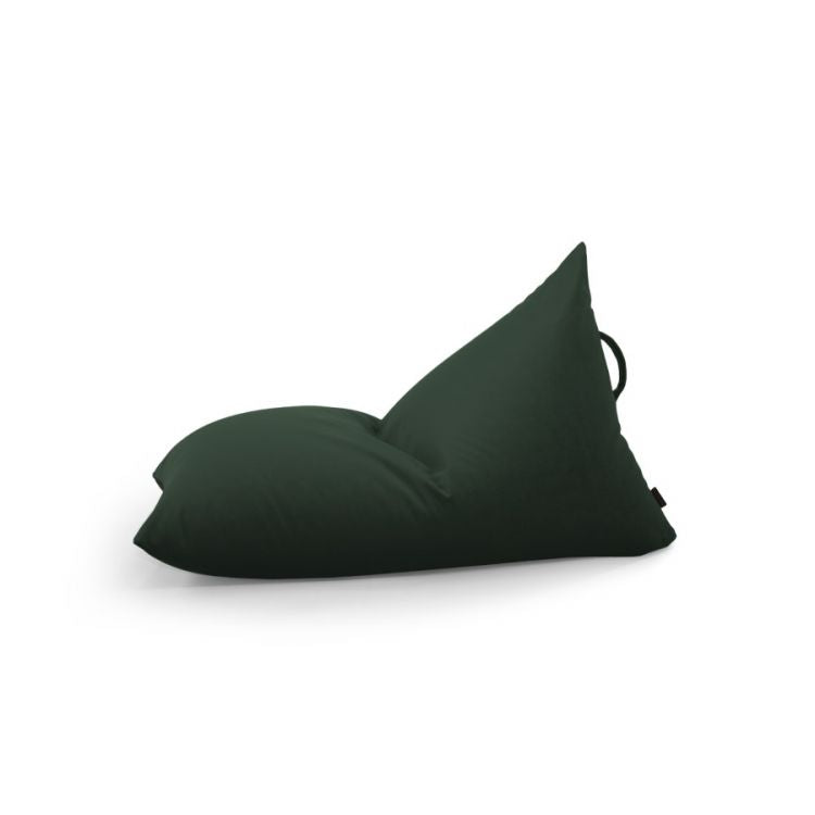 El Bean bag puff infantil terciopelo 75×110×65 cm de RAZZY BARCELONA es un moderno puff verde oscuro con respaldo triangular y asa superior, perfecto para un dormitorio o cuarto de juegos, mostrado sobre un fondo blanco liso.