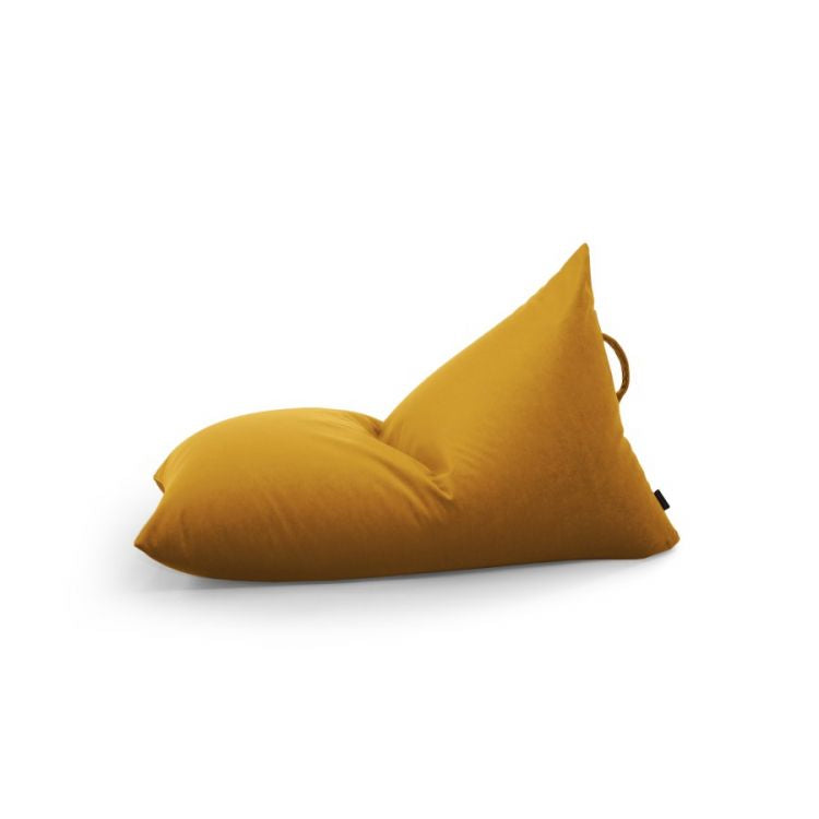 Vista lateral del RAZZY BARCELONA Bean Bag Puff Infantil Terciopelo (75×110×65 cm) en amarillo mostaza, con respaldo triangular y asa superior, ideal para dormitorios o cuartos de juegos modernos; se muestra sobre un fondo blanco liso.