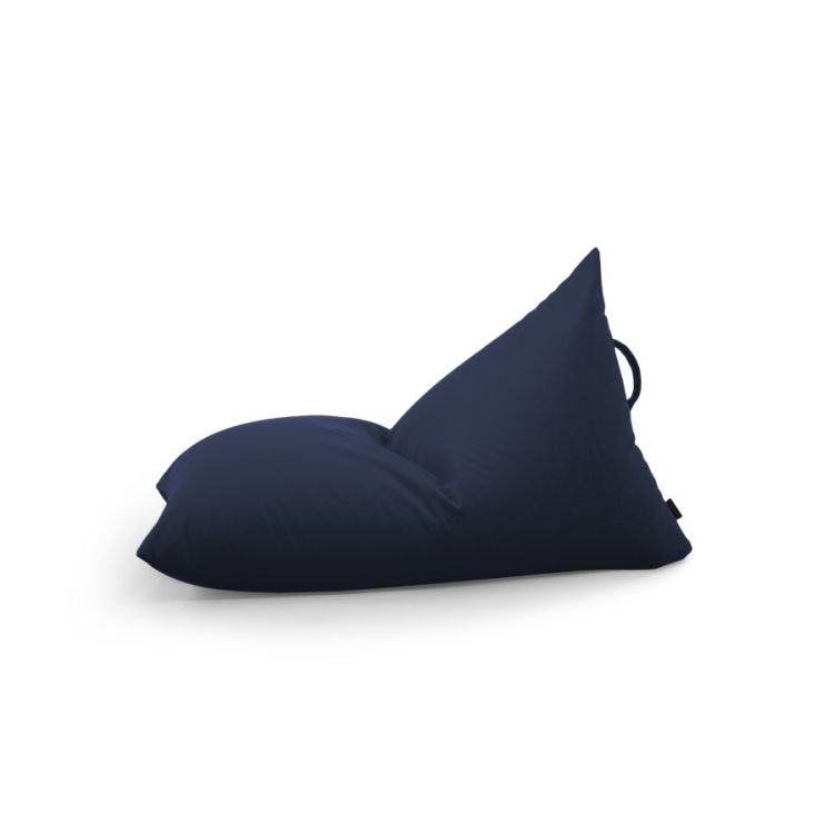 El Bean bag puff infantil terciopelo 75×110×65 cm RAZZY BARCELONA es un bean bag azul marino con respaldo triangular y asa, que ofrece un asiento ergonómico para un dormitorio o cuarto de juegos moderno, mostrado sobre fondo blanco.
