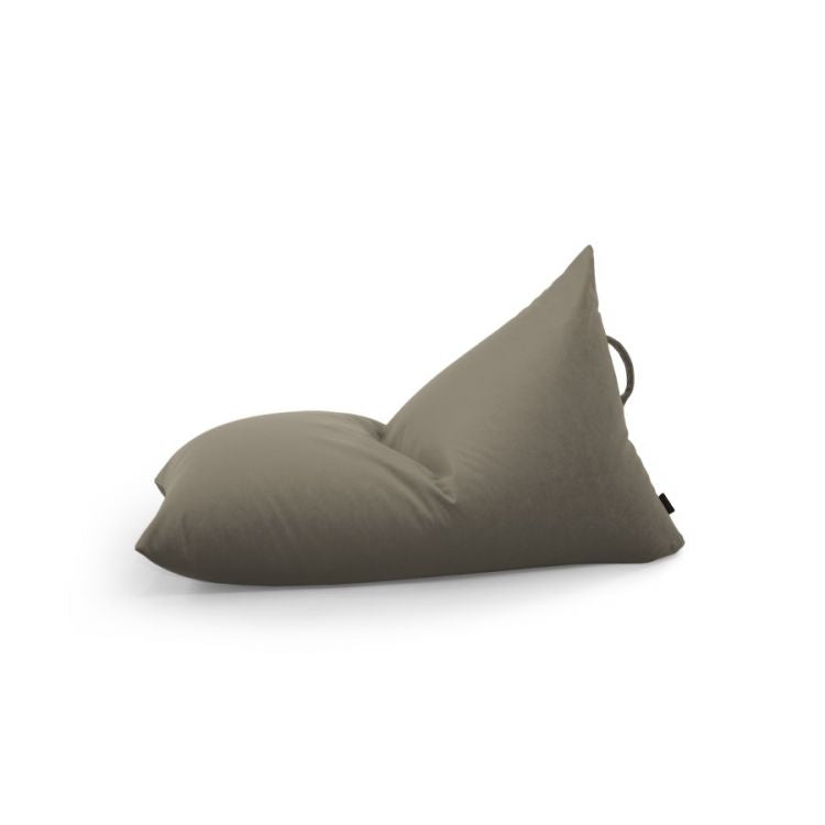 Bean bag puff infantil terciopelo 75×110×65 cm de RAZZY BARCELONA de color topo y forma triangular se muestra de perfil sobre un fondo blanco, ideal para un dormitorio o cuarto de juegos moderno.