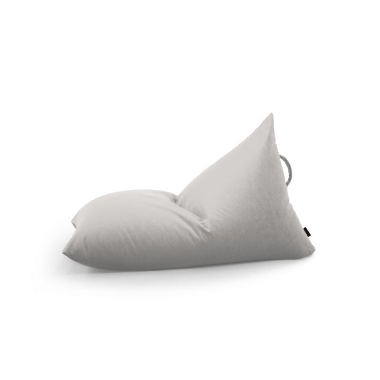 El Bean bag puff infantil terciopelo 75×110×65 cm de RAZZY BARCELONA es un moderno sillón bean bag triangular de color gris claro con asa, ideal para dormitorios o cuartos de juegos, que se muestra sobre un fondo blanco liso.