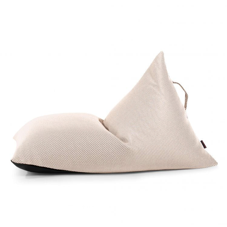 Bean bag puff infantil tela repelente al agua para exterior 75×110×65 cm -moderno- RAZZY CAPRI, beige, triangular, con tejido texturizado y asa superior, mostrado de lado sobre fondo blanco.