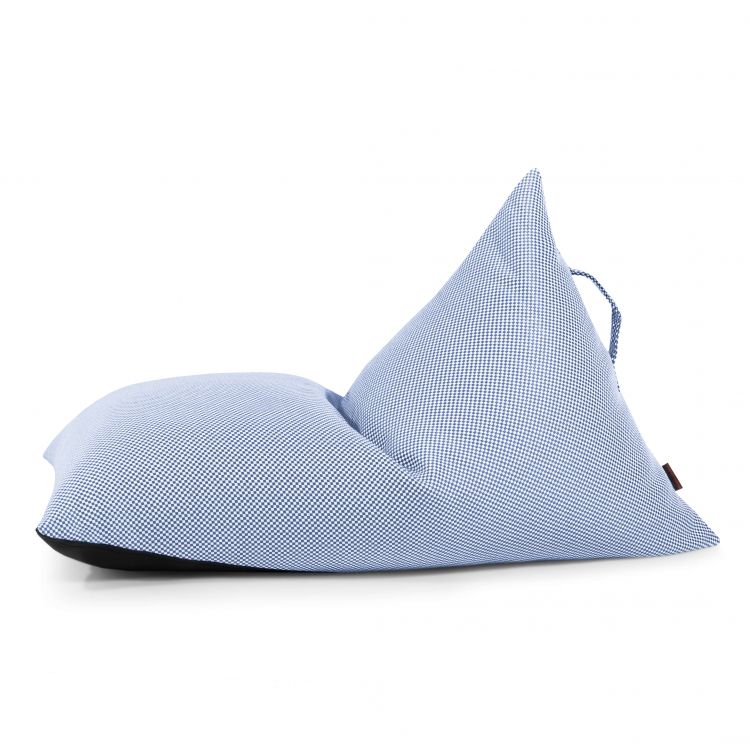 El puff Bean bag infantil RAZZY CAPRI (75×110×65 cm), tela repelente al agua, ideal para exterior, combina azul y blanco en diseño moderno con respaldo triangular y asa, perfecto como asiento ergonómico para niños.