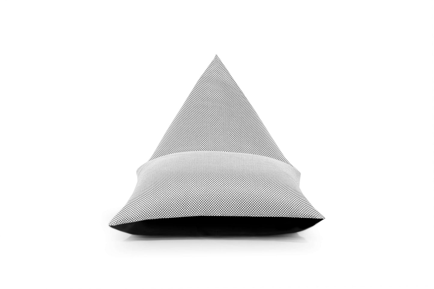 Una única servilleta doblada con motivos en blanco y negro se alza sobre un fondo blanco, complementando una decoración moderna como el Bean bag puff infantil tela repelente al agua para exterior 75×110×65 cm RAZZY CAPRI.