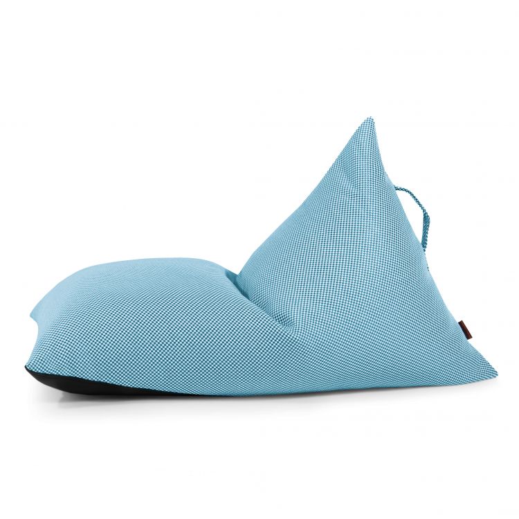 Bean bag puff infantil tela repelente al agua para exterior 75×110×65 cm RAZZY CAPRI de color azul y forma triangular con asa de tela, este asiento ergonómico niños se muestra sobre fondo blanco.