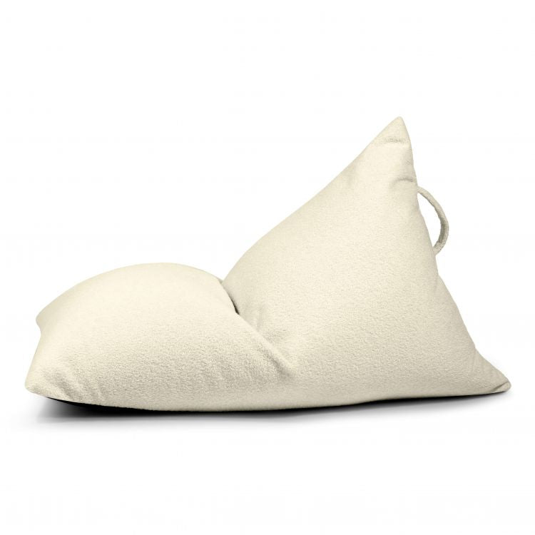 Bean bag puff infantil de tela borreguito 75×110×65 cm -moderno- dormitorio- RAZZY TEDDY de color crema, triangular, con tejido texturizado y asa superior, sobre fondo blanco.