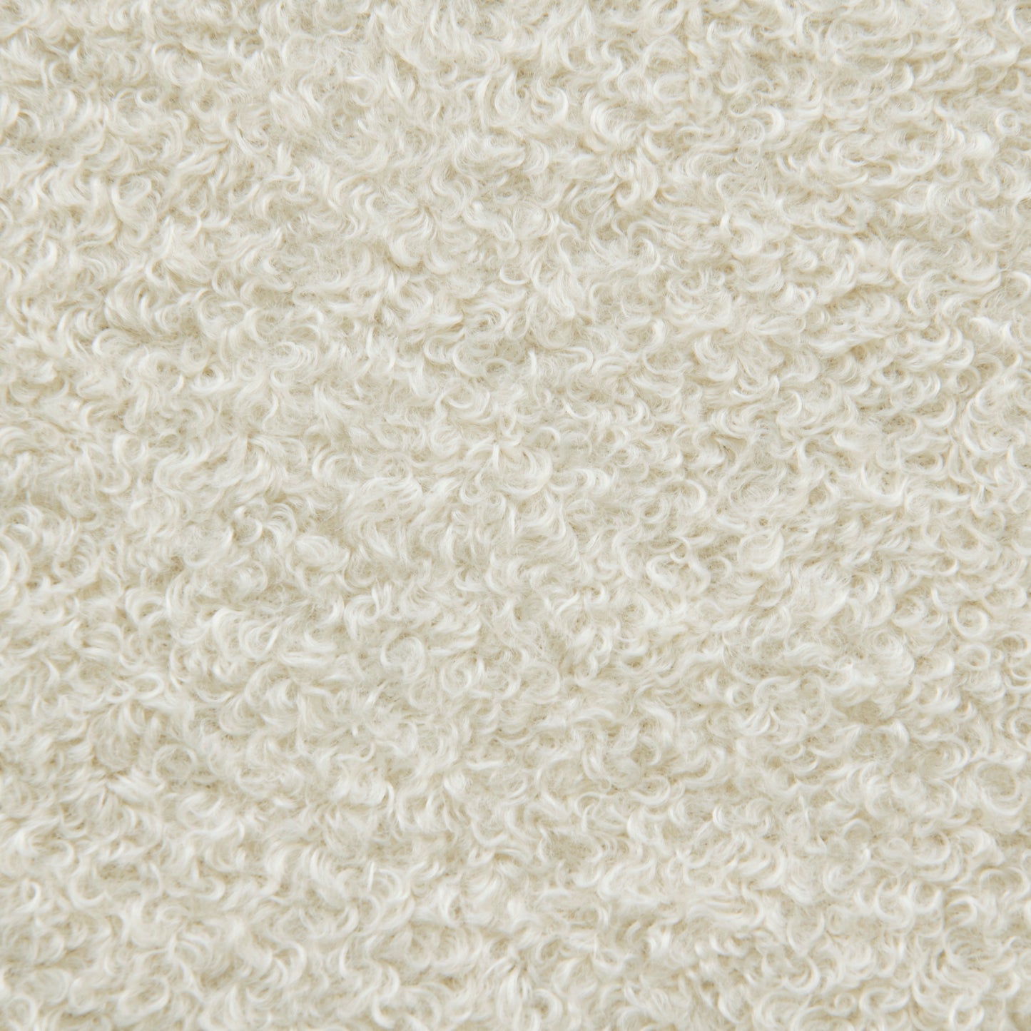 Detalle de la superficie texturizada de tejido borreguito blanco roto, que refleja la acogedora comodidad del Puff grande redondo de tejido borreguito 105×105×50 cm - ROLL 105 TEDDY para un asiento interior moderno y confortable.