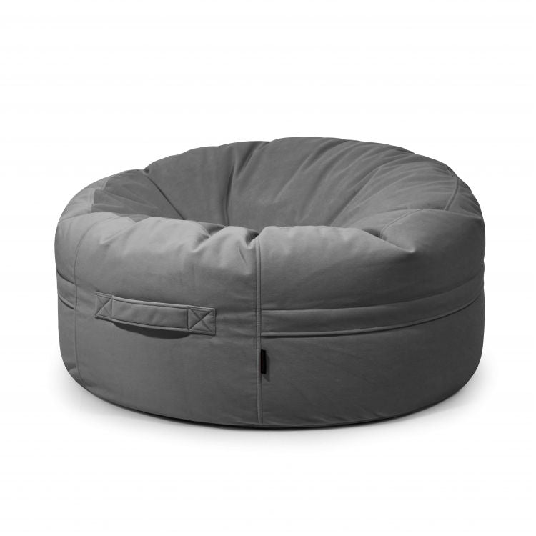 El Puff grande redondo de terciopelo velour 105×105×50 cm - ROLL 105 BARCELONA, un puff redondo grande y moderno, se muestra sobre un fondo blanco liso.