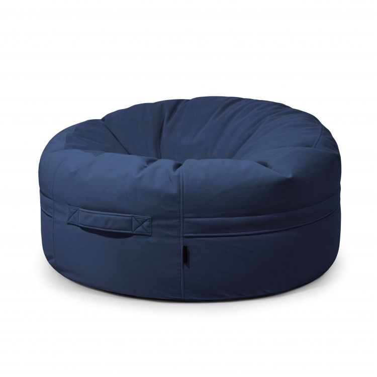 Sillón redondo de terciopelo ROLL 105 BARCELONA (105×105×50 cm) para uso en interiores, con un asa de tela en el lateral sobre un fondo blanco liso.