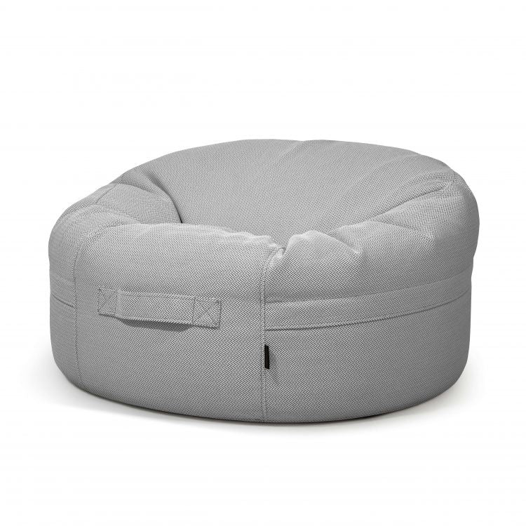 El Bean bag Roll 105 Canaria para exteriores, en gris claro con diseño de puf donut redondo y asa lateral de tela, se muestra sobre un fondo blanco liso.