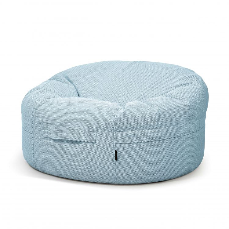 Bean bag Roll 105 Canaria, una silla de exterior redonda de color azul claro con un pequeño asa lateral, sobre fondo blanco.